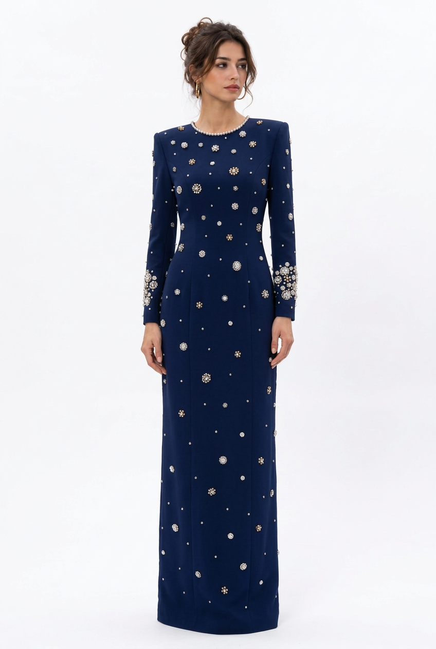 Stéphanie avec la robe bleu foncé