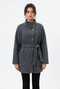 Stéphanie avec la veste grise