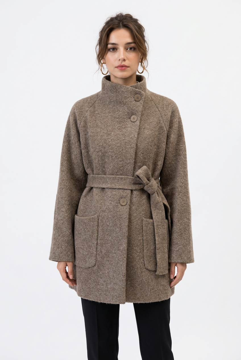 Stéphanie avec la veste taupe