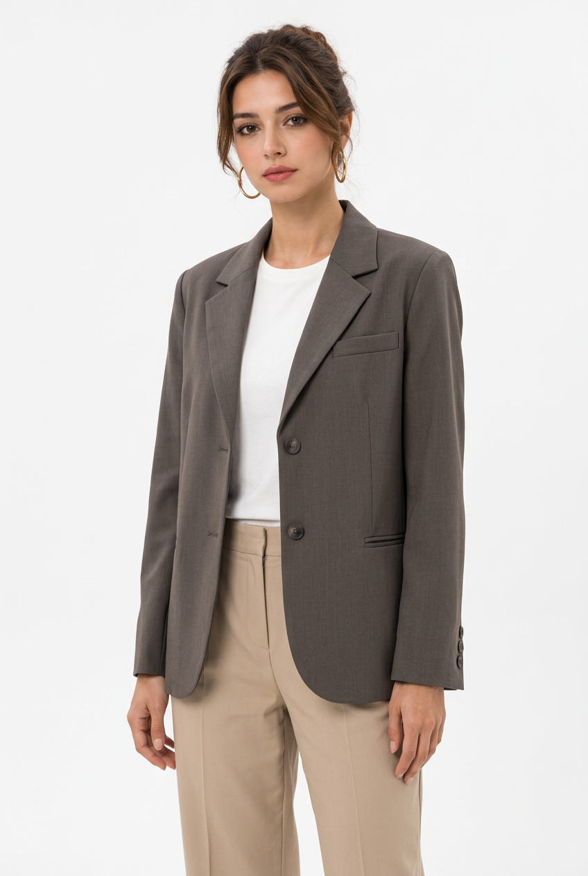 Stéphanie avec le blazer gris foncé