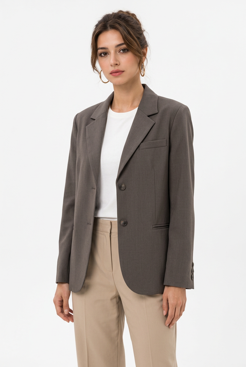 Stéphanie avec le blazer gris foncé