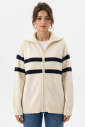 Stéphanie avec le cardigan blanc cassé