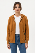 Stéphanie avec le cardigan camel