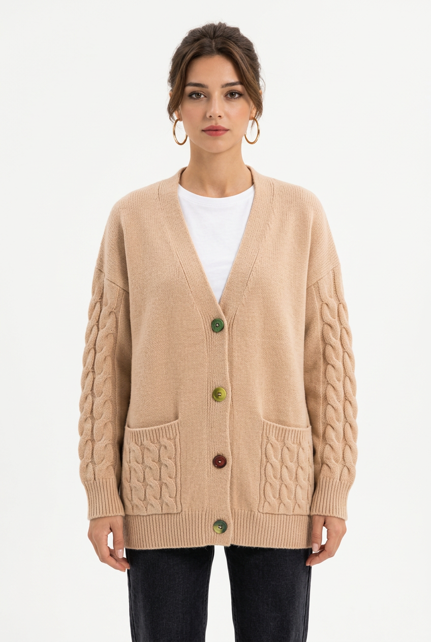 Stéphanie avec le cardigan camel