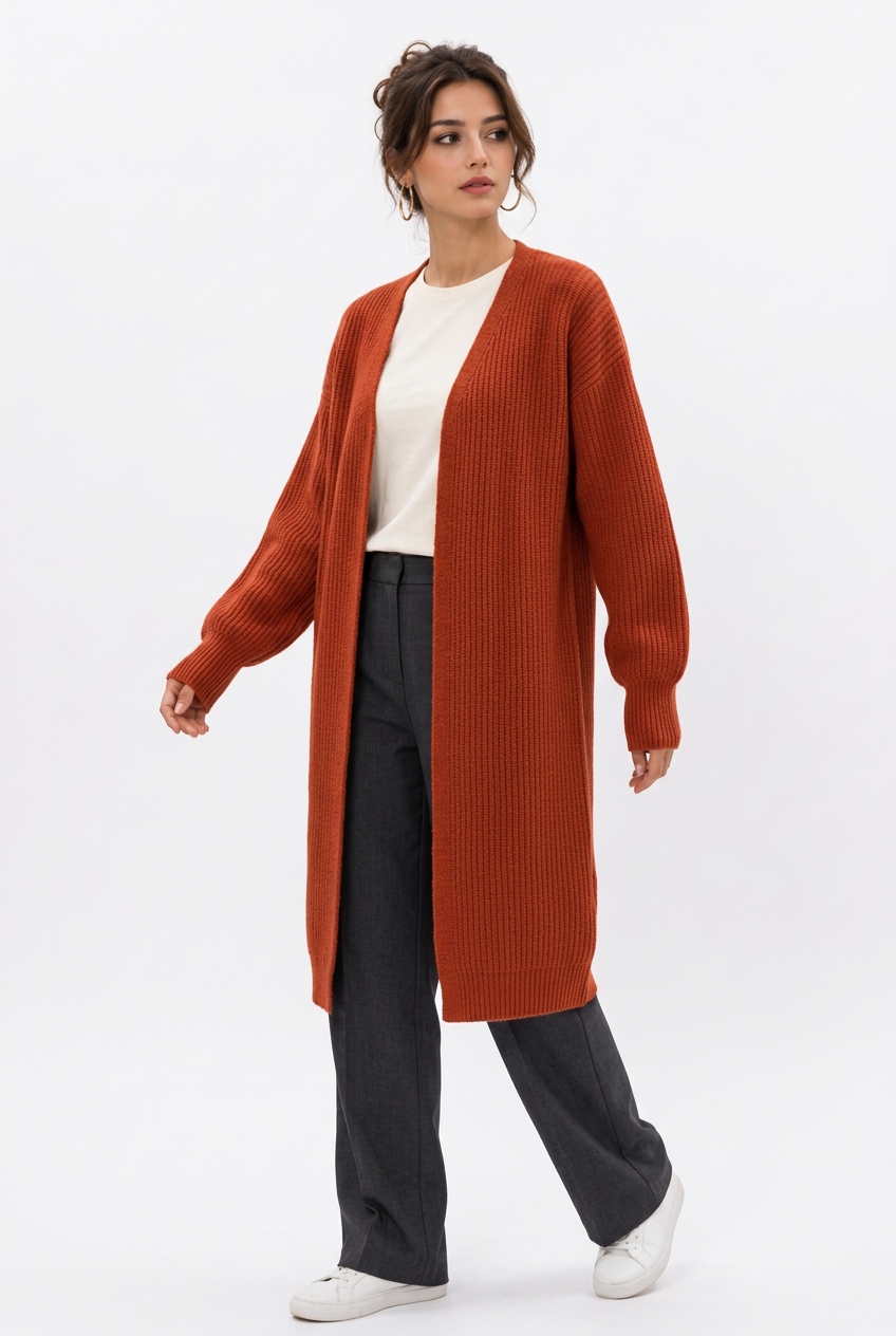 Stéphanie avec le cardigan long rouille, de trois quarts