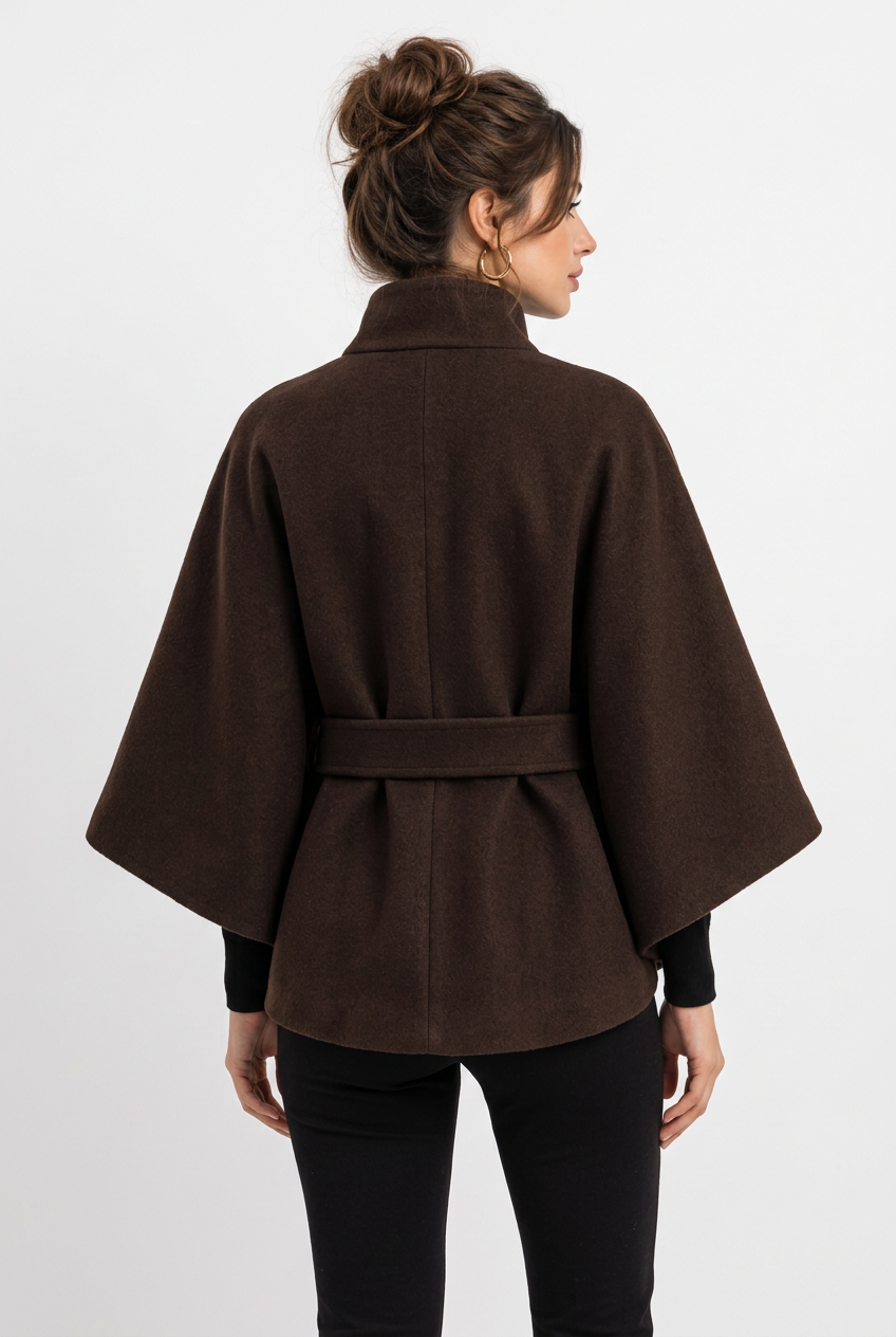 Stéphanie avec le manteau marron, de dos