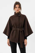 Stéphanie avec le manteau marron, de face