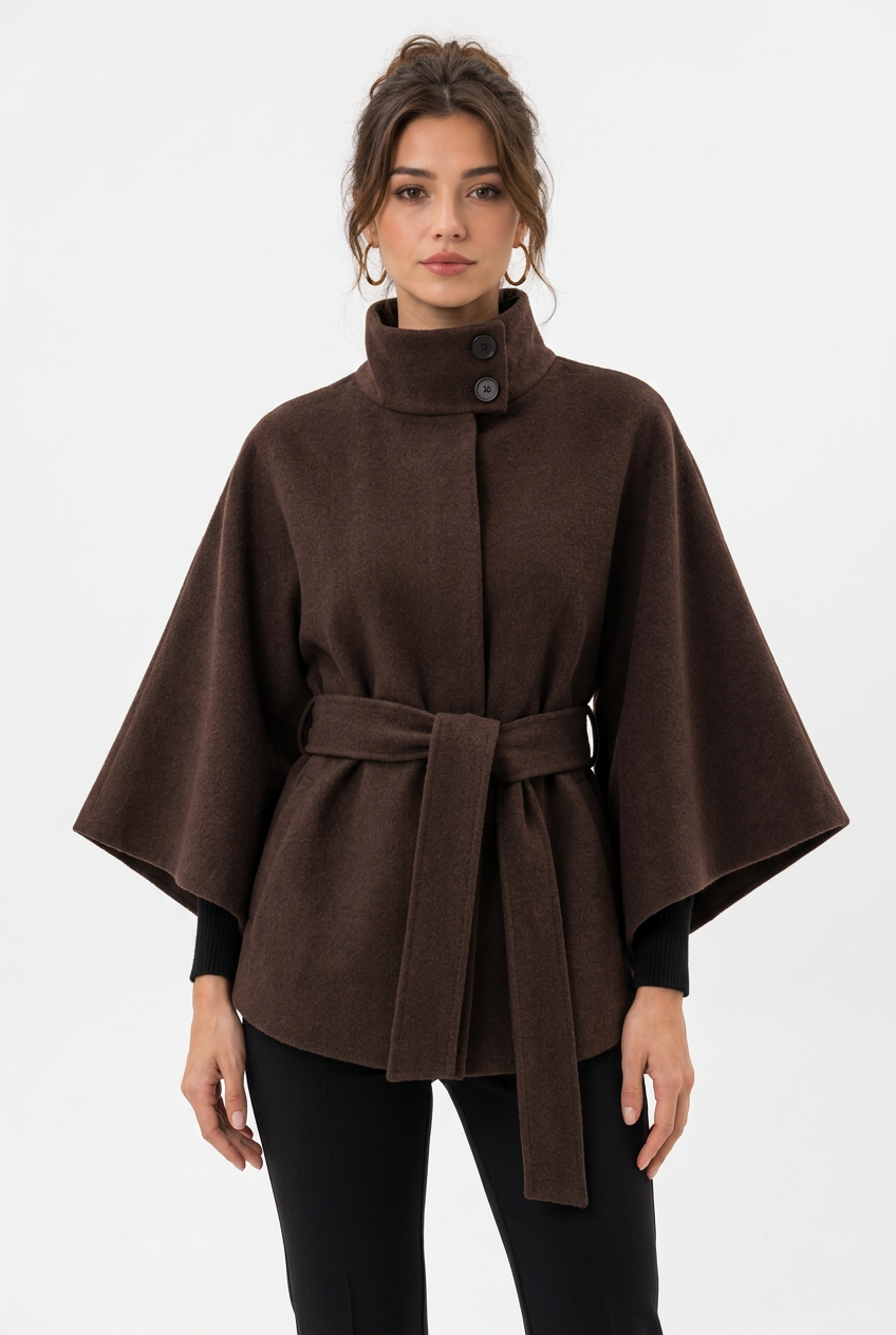 Stéphanie avec le manteau marron, de face