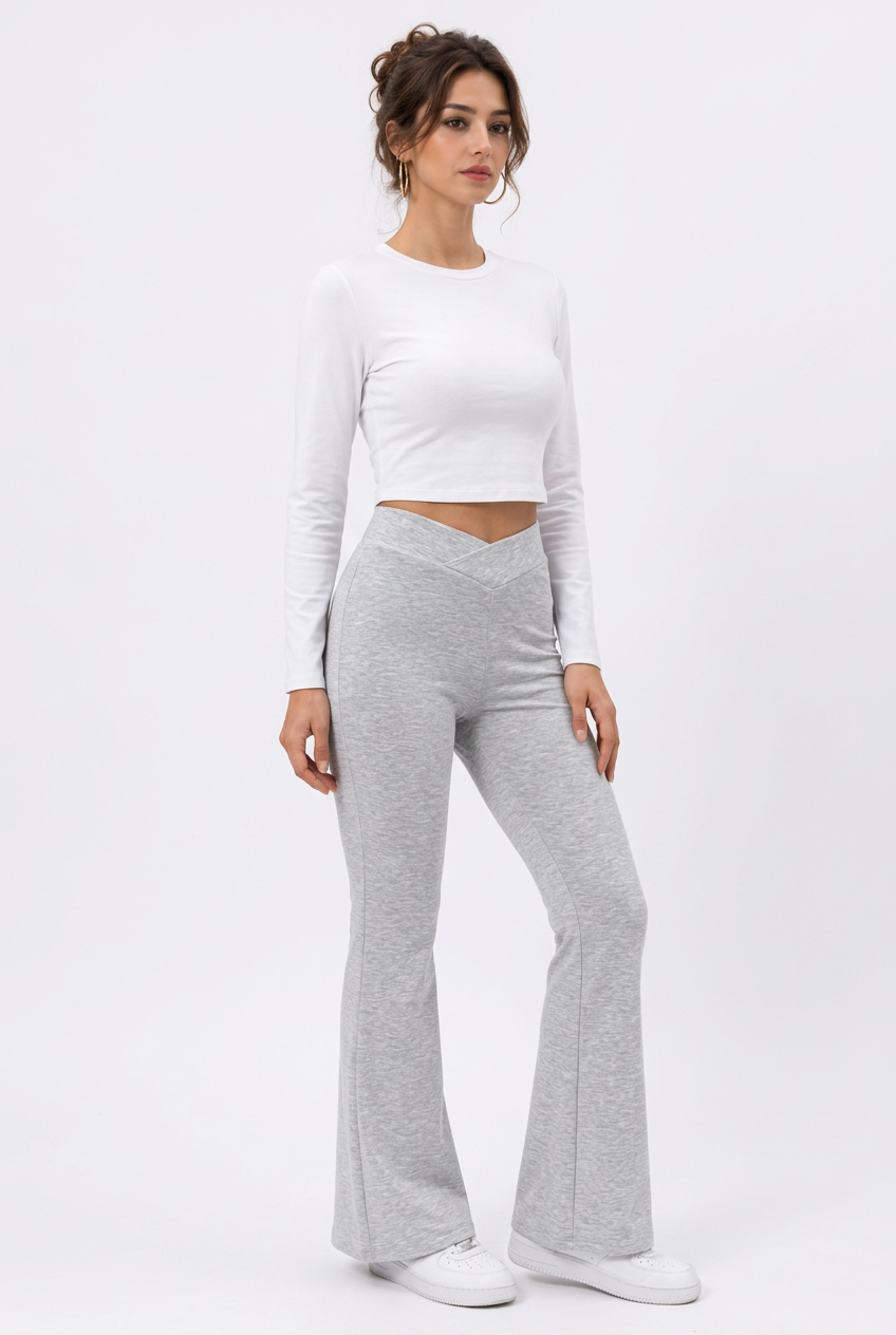Stéphanie avec le pantalon gris chiné, vue de trois-quarts