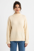 Stéphanie avec le pull crème