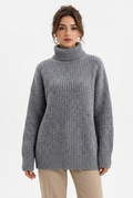 Stéphanie avec le pull gris