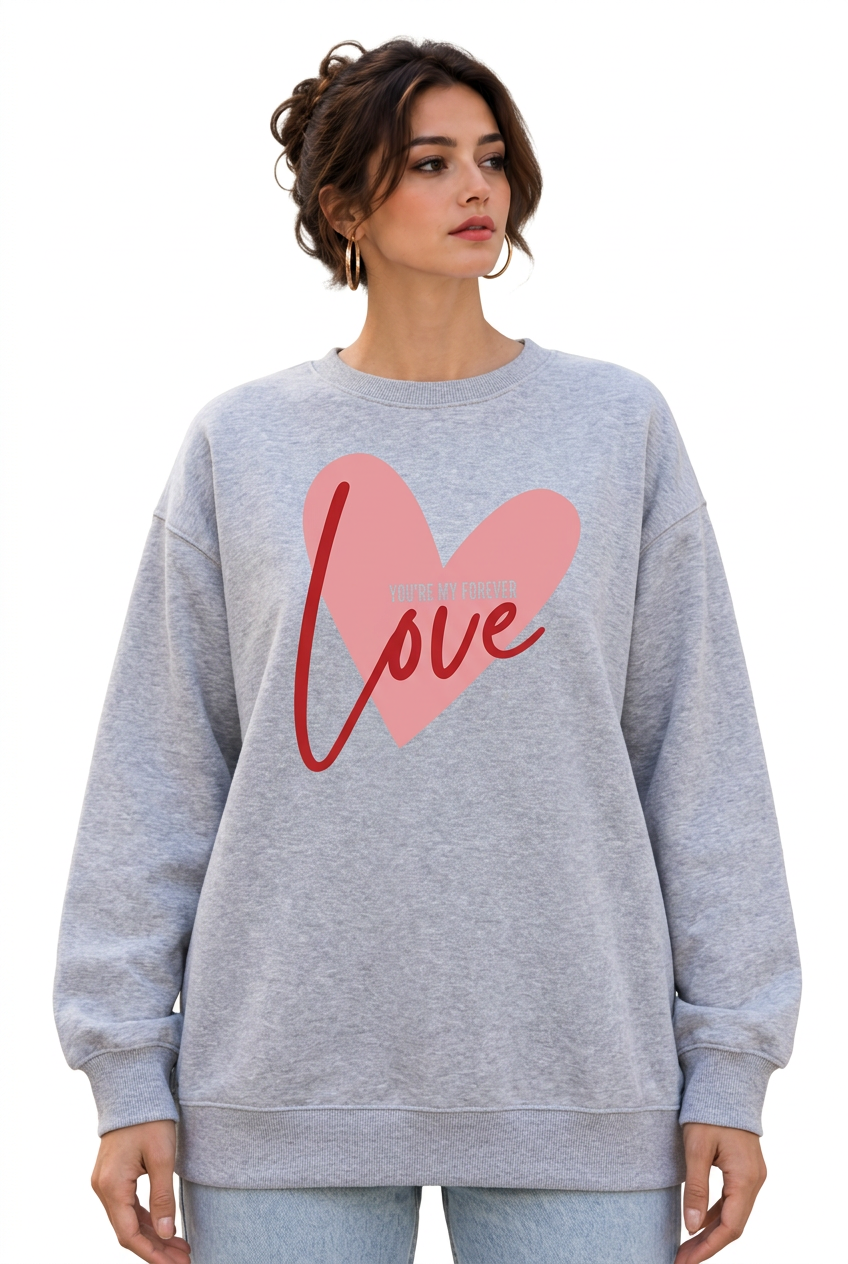 Stéphanie avec le sweat gris à cœur rose