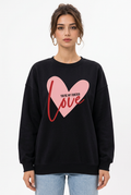 Stéphanie avec le sweat noir à cœur rose
