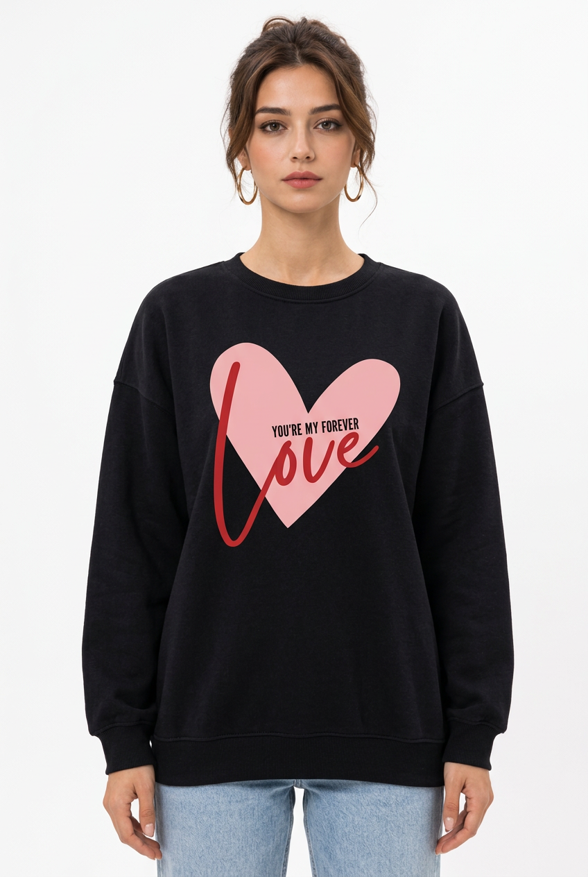 Stéphanie avec le sweat noir à cœur rose