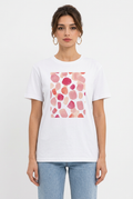 Stéphanie avec le t-shirt blanc à motif rose
