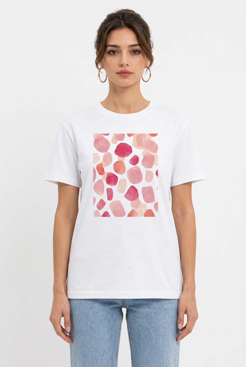 Stéphanie avec le t-shirt blanc à motif rose
