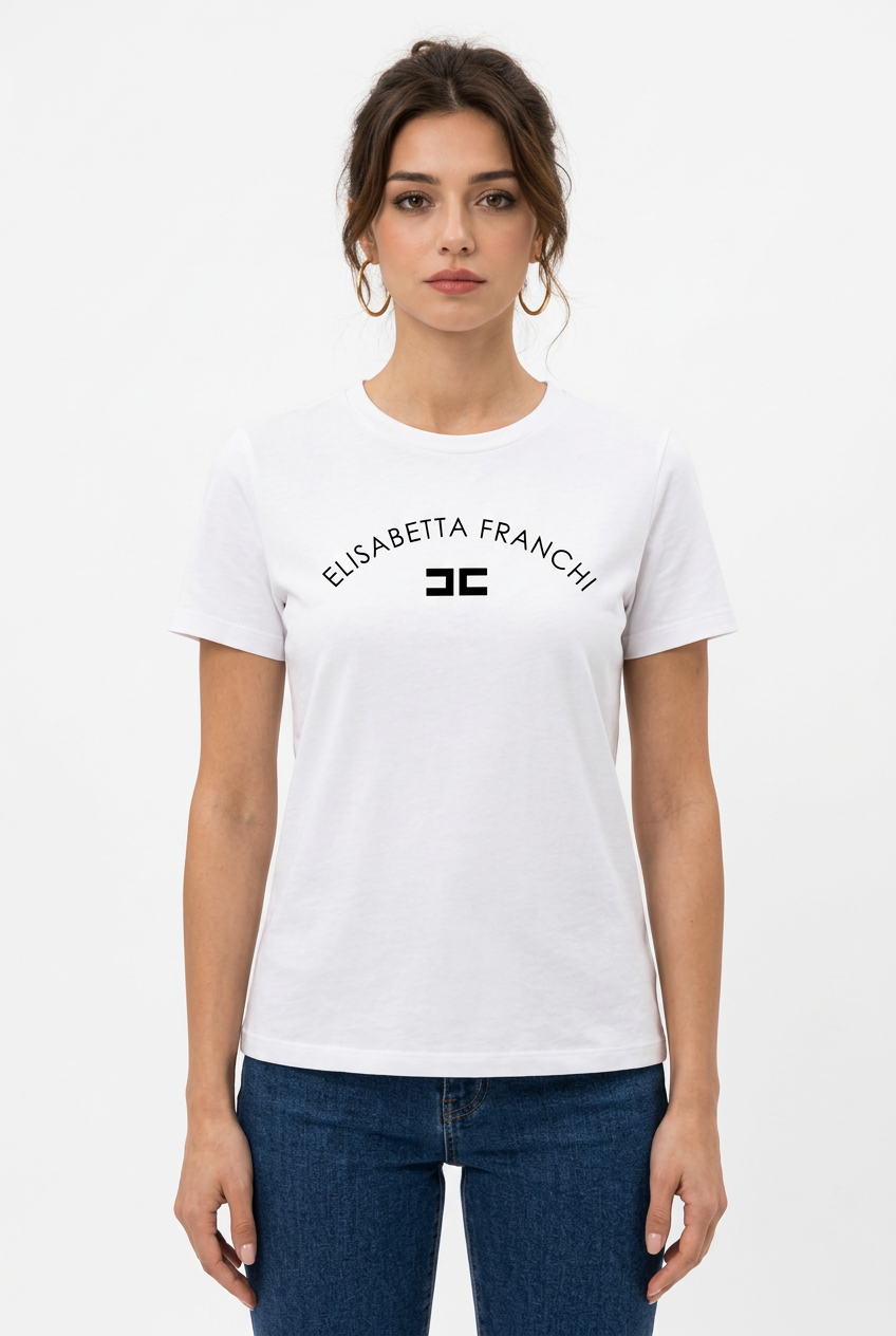 Stéphanie avec le T-shirt blanc