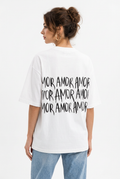 Stéphanie avec le T-shirt blanc