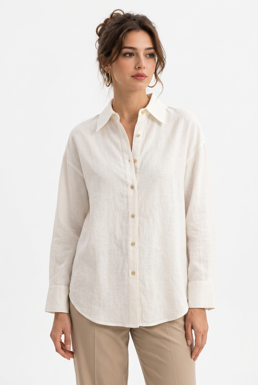 Chemise en lin blanc cassé portée par Stéphanie, vue de face