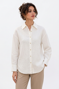 Chemise en lin blanc cassé portée par Stéphanie, seconde pose