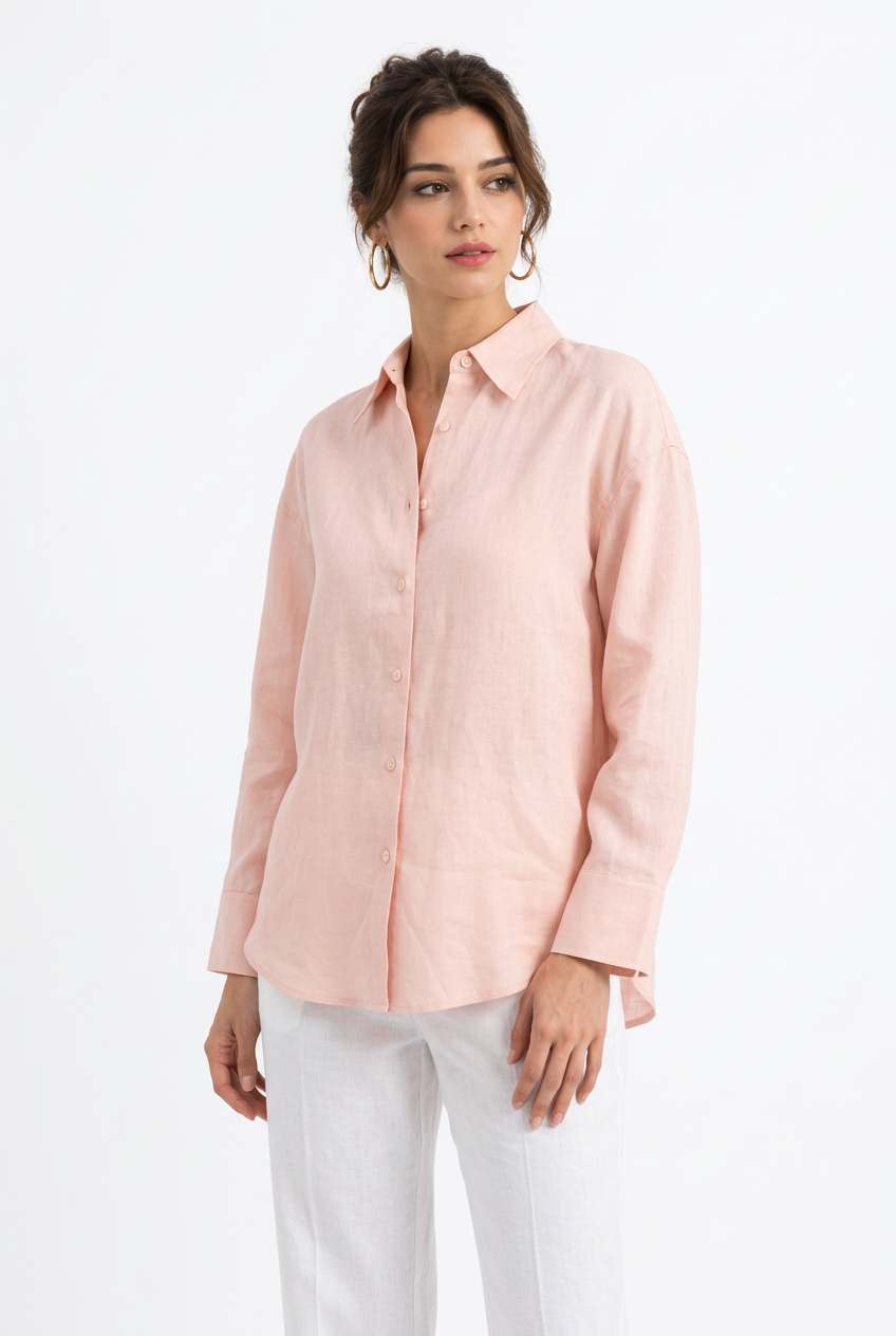 Chemise en lin rose clair portée par Stéphanie, vue de trois quarts