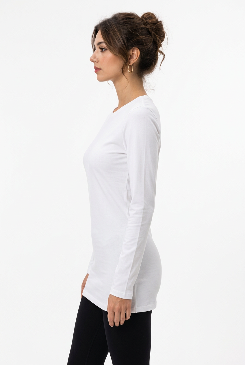 Stéphanie de profil avec le haut blanc