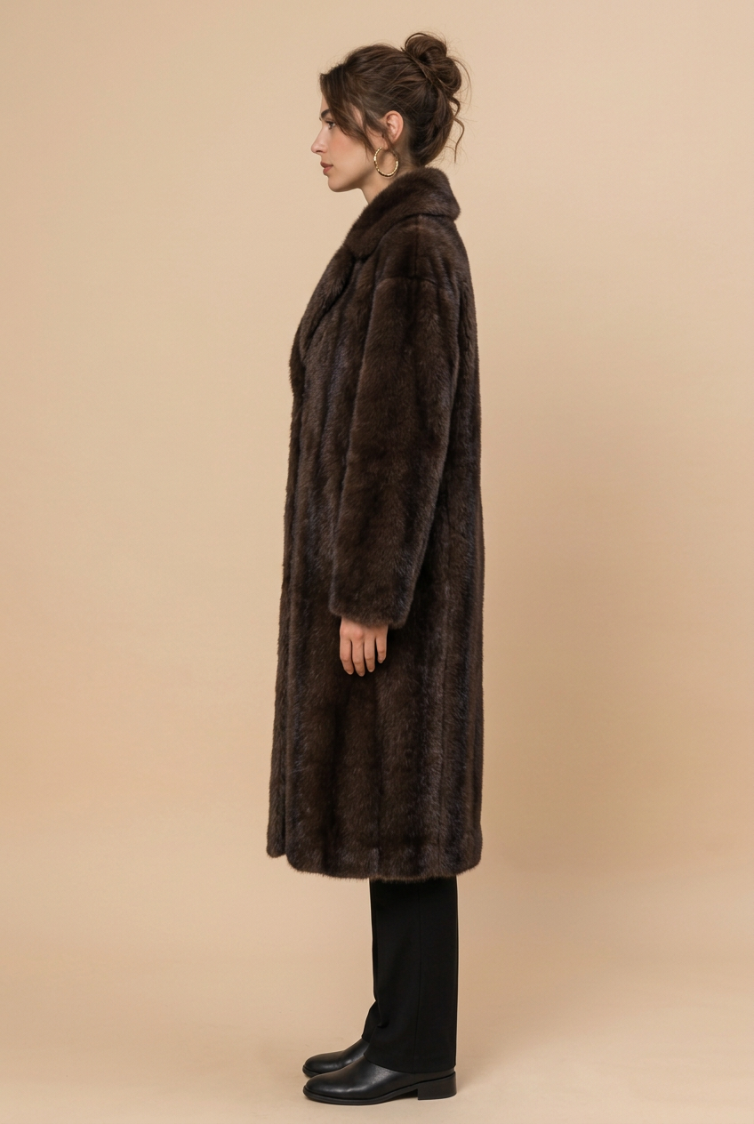 Stéphanie, manteau brun foncé de côté
