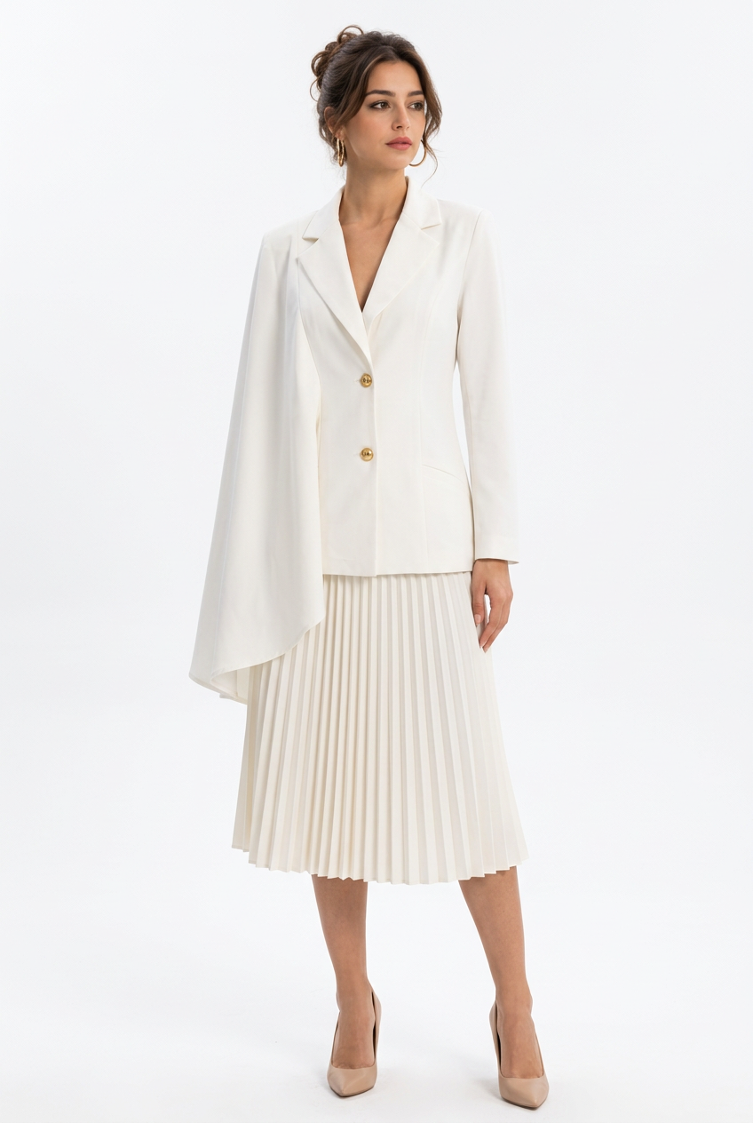 Stéphanie portant l’ensemble blazer asymétrique et jupe plissée