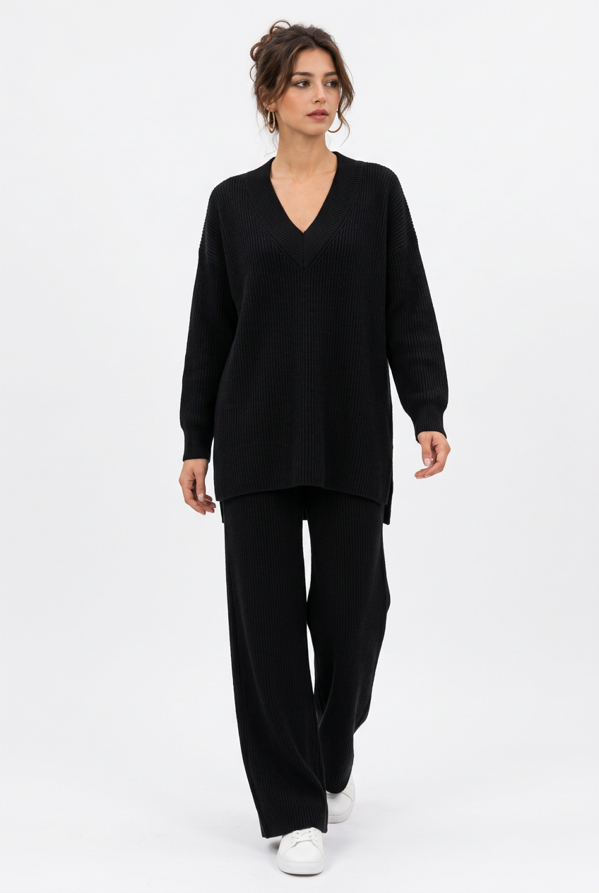 Stéphanie portant l’ensemble noir