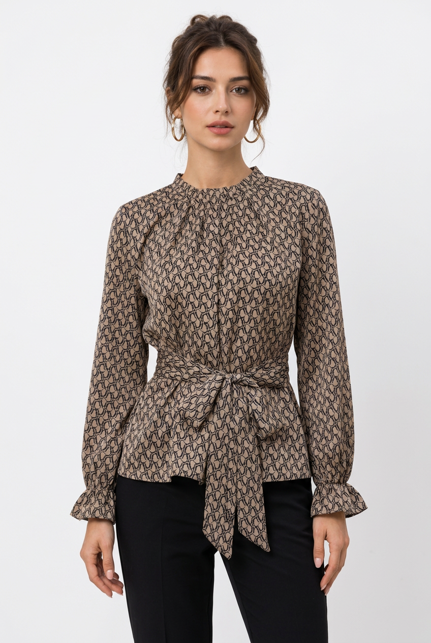 Stéphanie portant la blouse imprimée à nouer