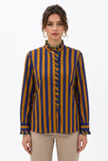 Stéphanie portant la chemise rayée, vue de face