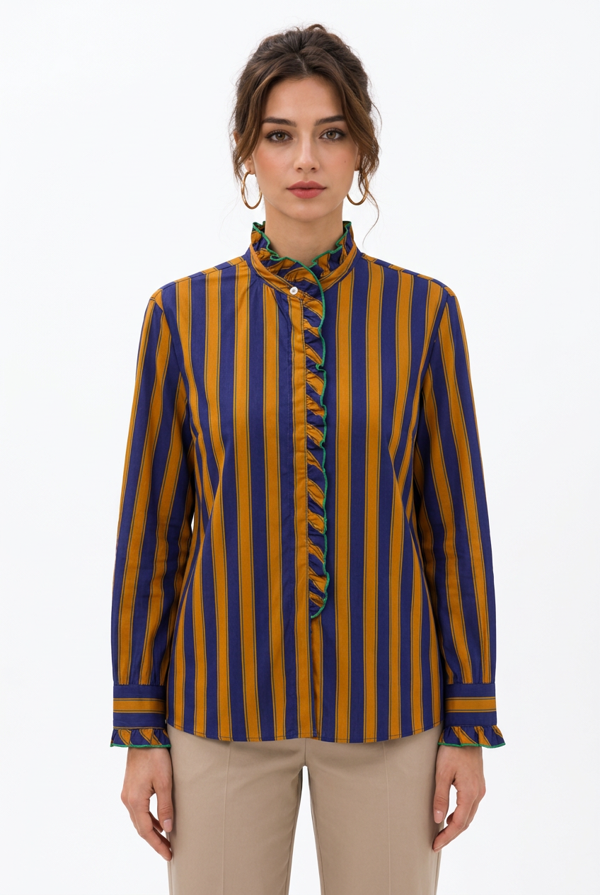 Stéphanie portant la chemise rayée, vue de face