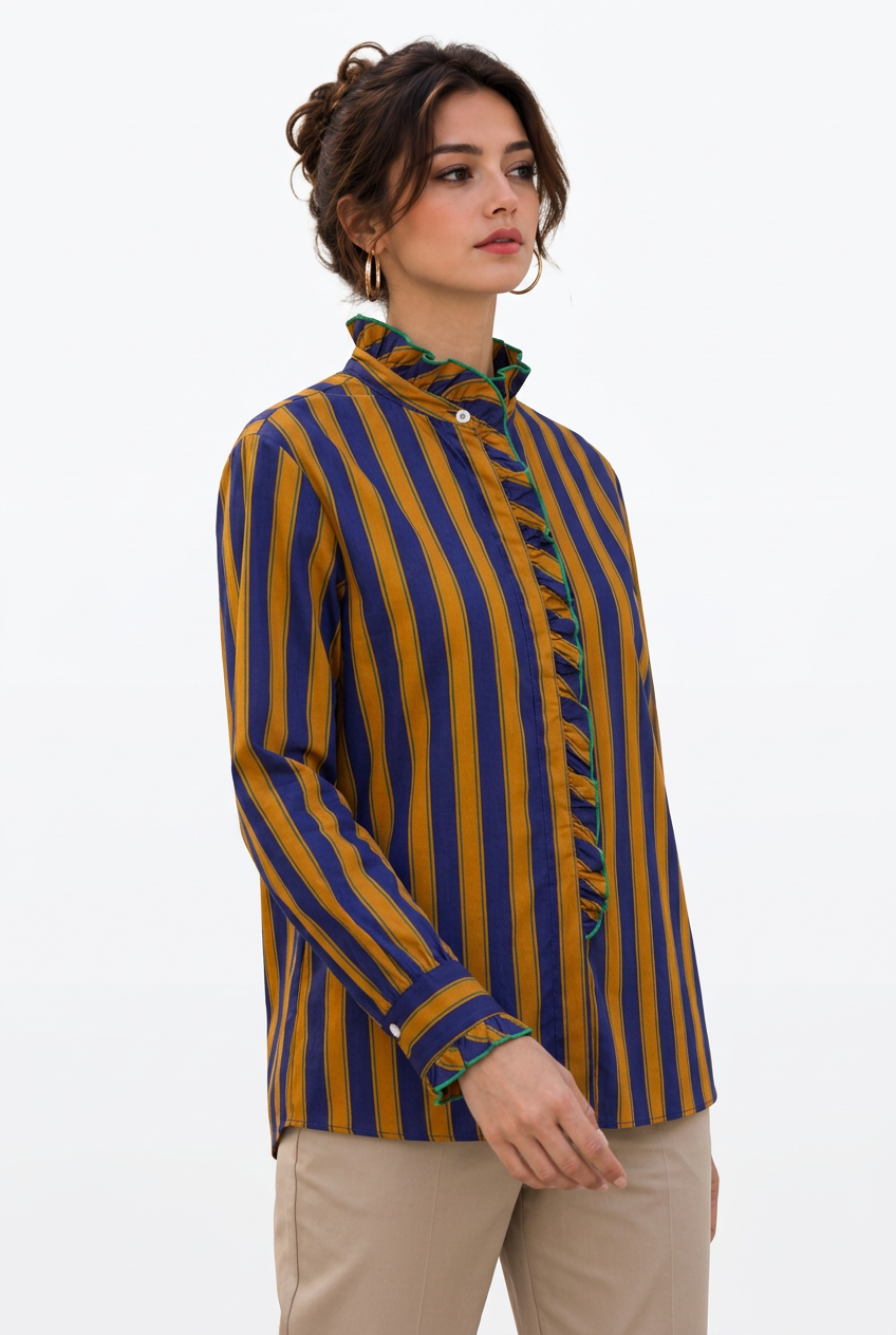 Stéphanie portant la chemise rayée, vue de trois quarts