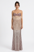 Stéphanie portant la robe longue bustier à sequins rose abricot