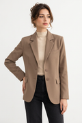 Stéphanie portant le blazer, vue de trois-quarts