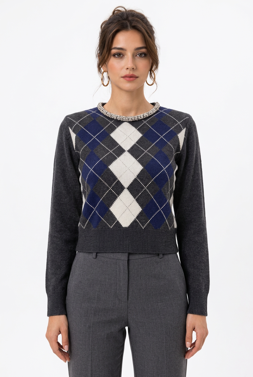 Stéphanie portant le pull à losanges et strass