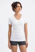 Stéphanie portant le t-shirt blanc à col V sur fond blanc