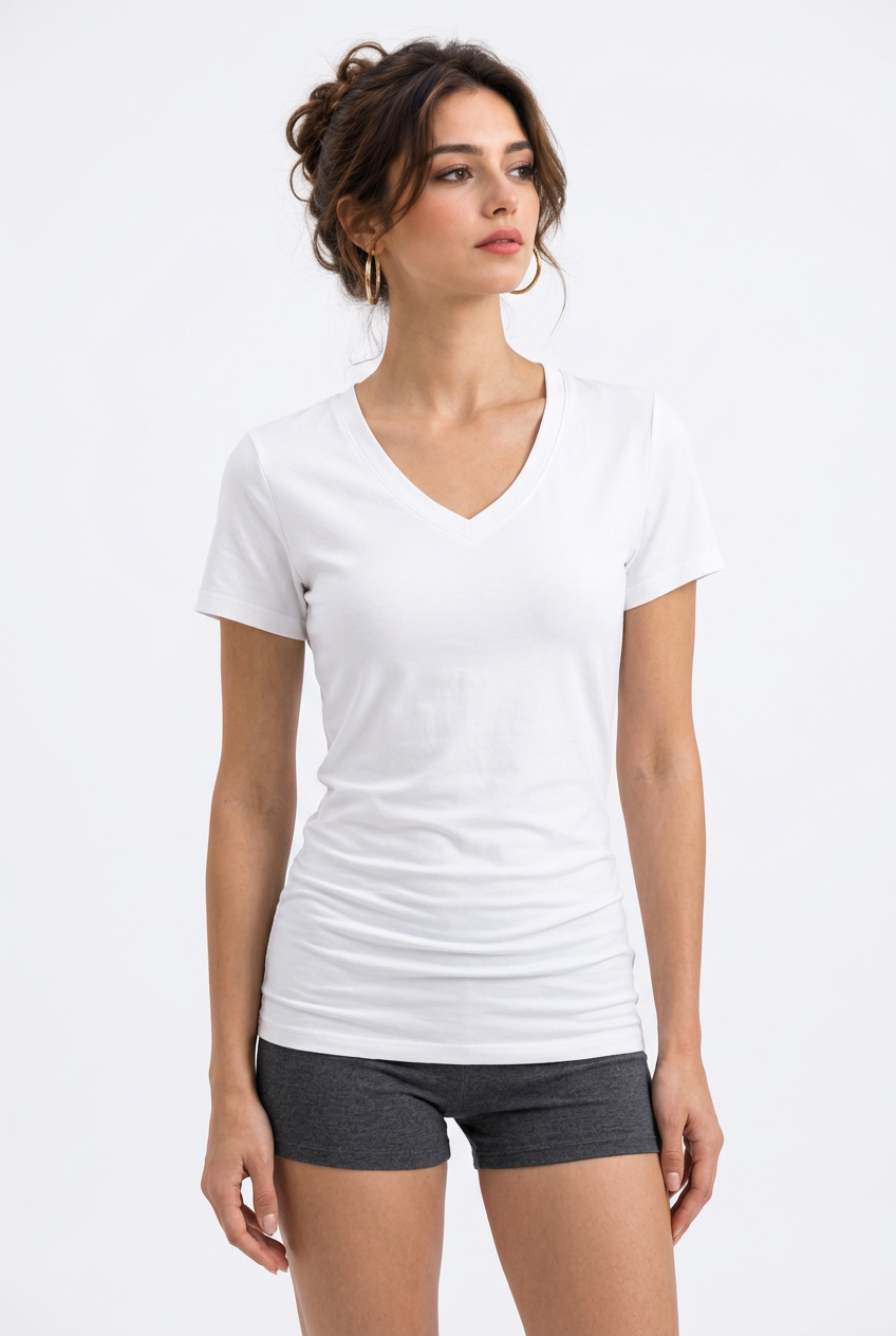 Stéphanie portant le t-shirt blanc à col V sur fond blanc
