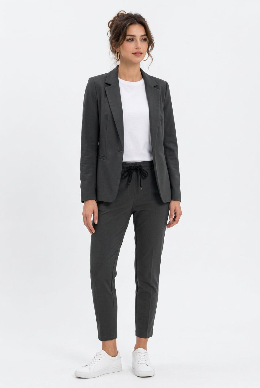 Stéphanie, tailleur gris foncé manches longues