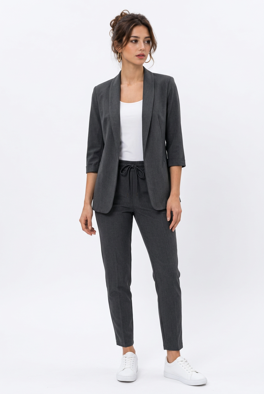 Stéphanie, tailleur gris foncé manches trois-quarts